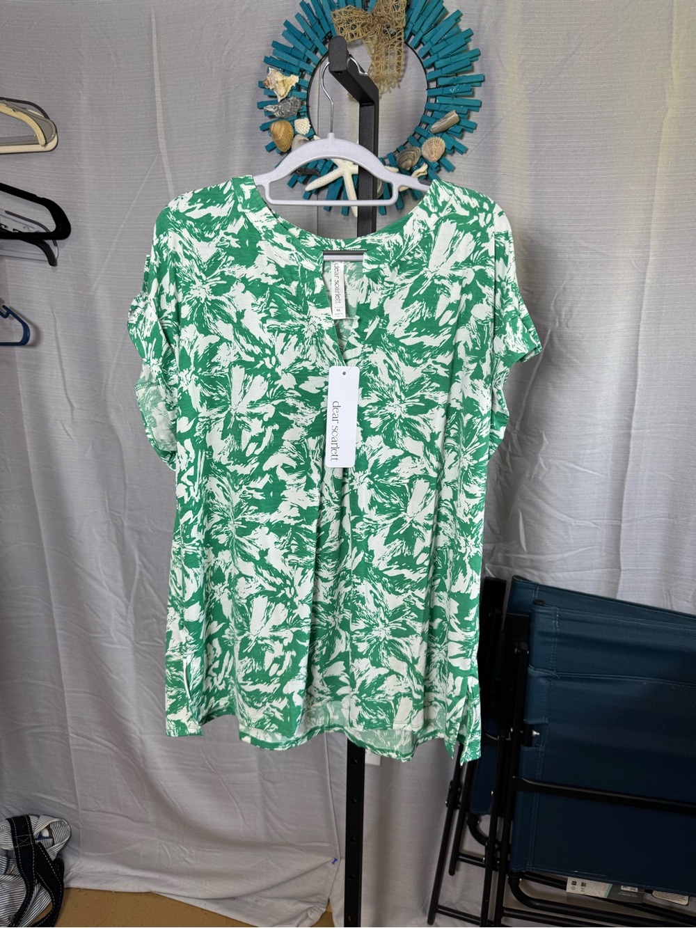 Dear Scarlett Plus Size Green and White Floral Short-Sleeve Top